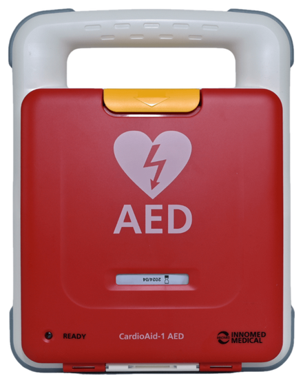 Defibrylator AED CardioAid-1 z zamkniętą czerwoną pokrywą, widok z przodu